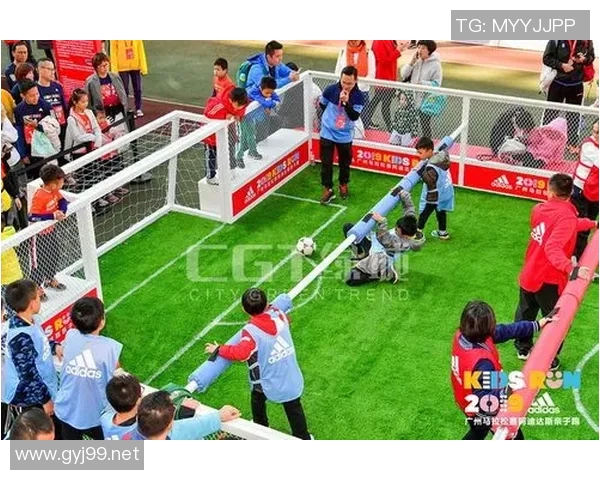 球星陪伴孩子在足球场上玩耍亲子互动视频感人时刻