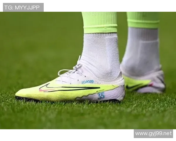 球星为何偏爱高端足球鞋而忽视中端款式的原因分析